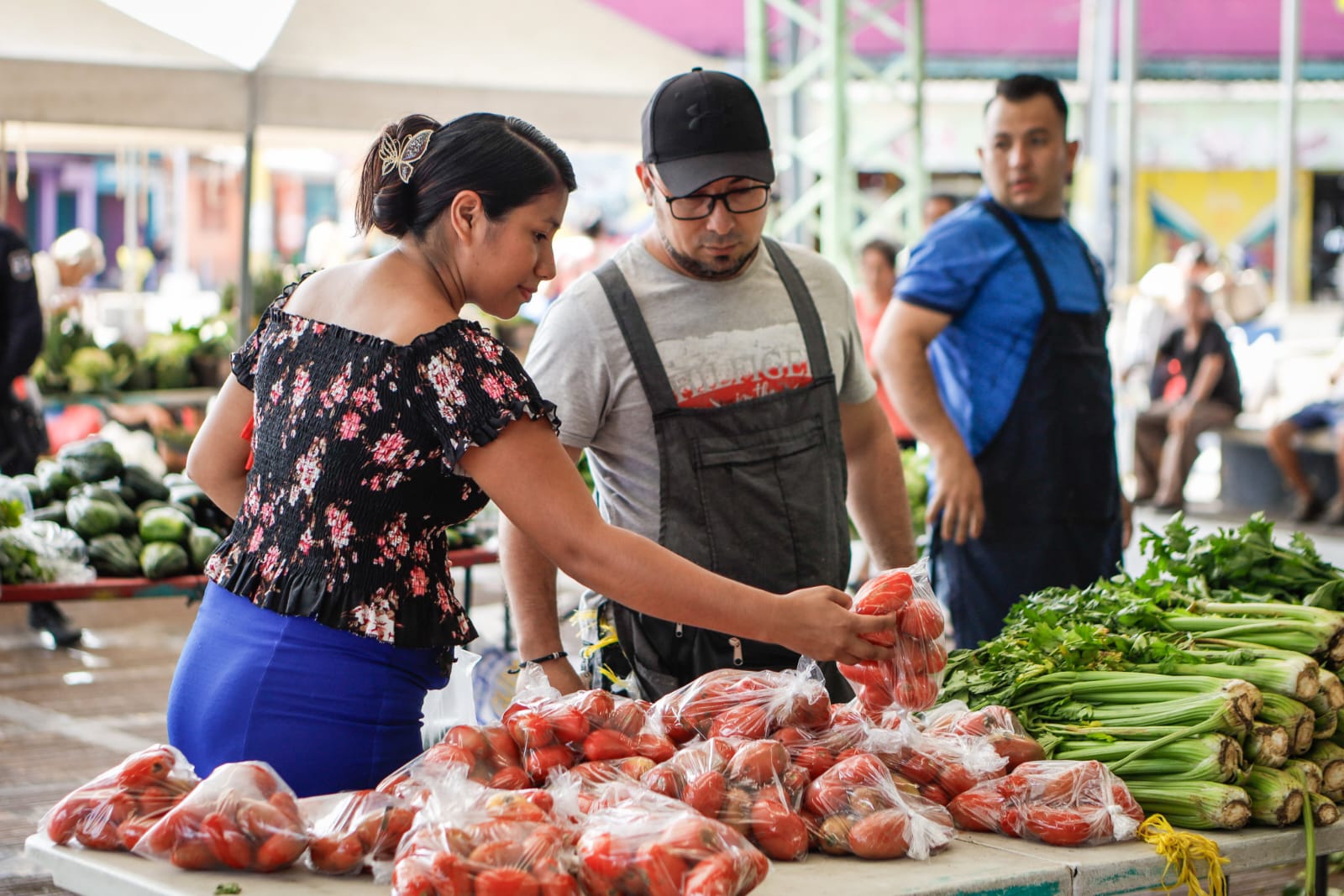 salvadorenos-compran-productos-accesibles-en-los-agromercados-a-nivel-nacional